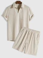 Poloshirt aus Samt und Shorts aus Samt.