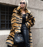 R&B | Langer Pelzmantel Damen mit Tierdruck - Luxuriöses & Stilvolles Winterdesign