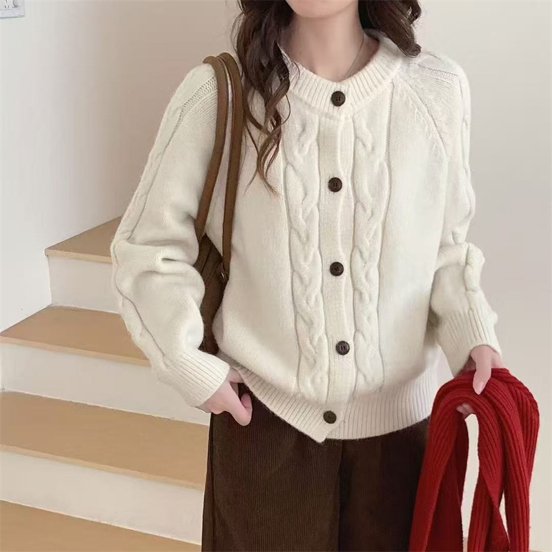 R&B | Kabelstrickjacke mit Knöpfen