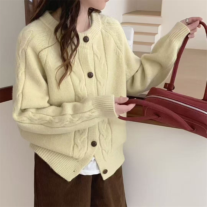 R&B | Kabelstrickjacke mit Knöpfen