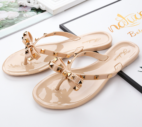 Flip-Flop-Sandalen mit Schleifen und Nieten