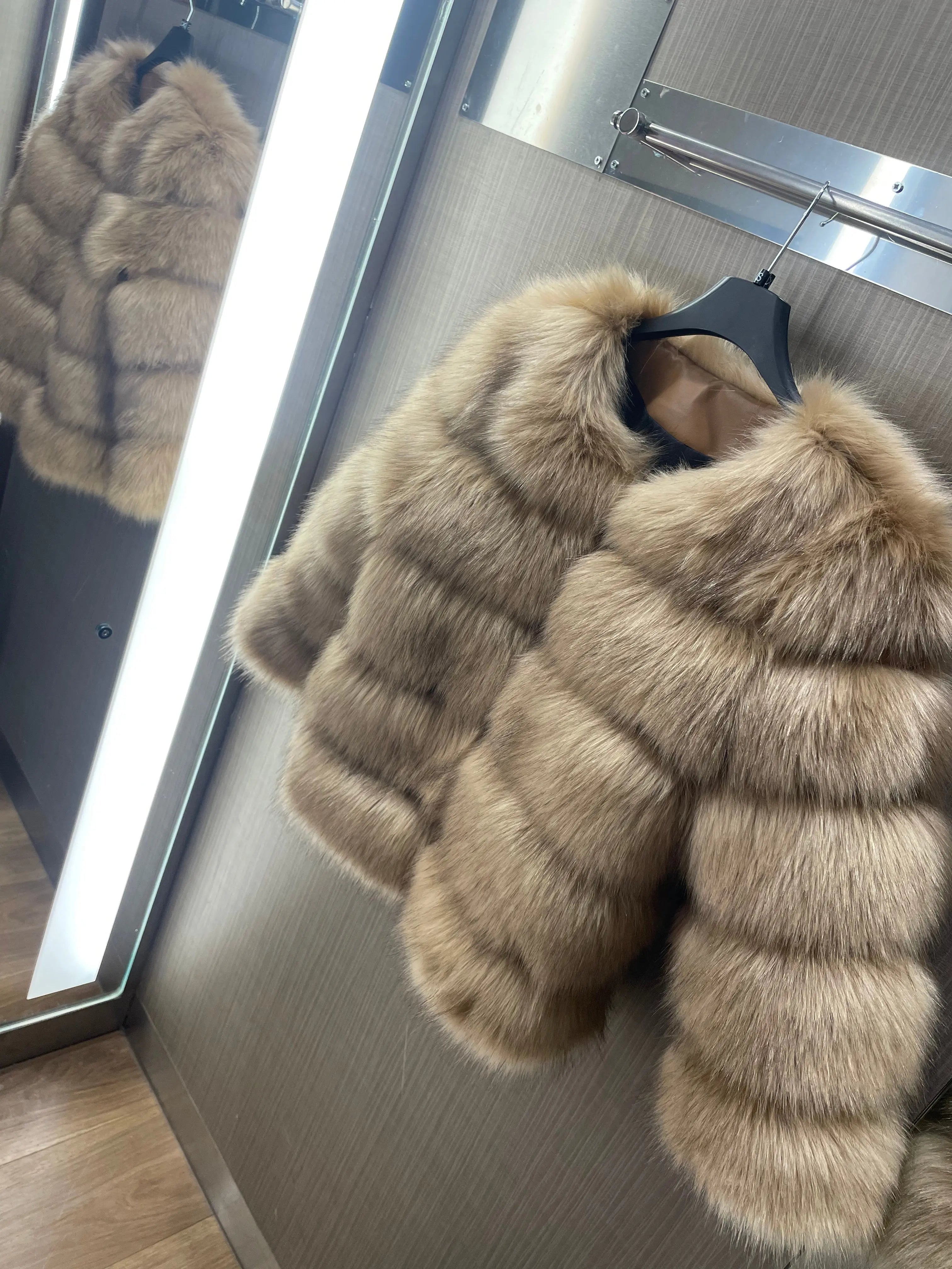R&B | Hochwertige Kunstfell Jacke Edles Design für Eleganz und Komfort