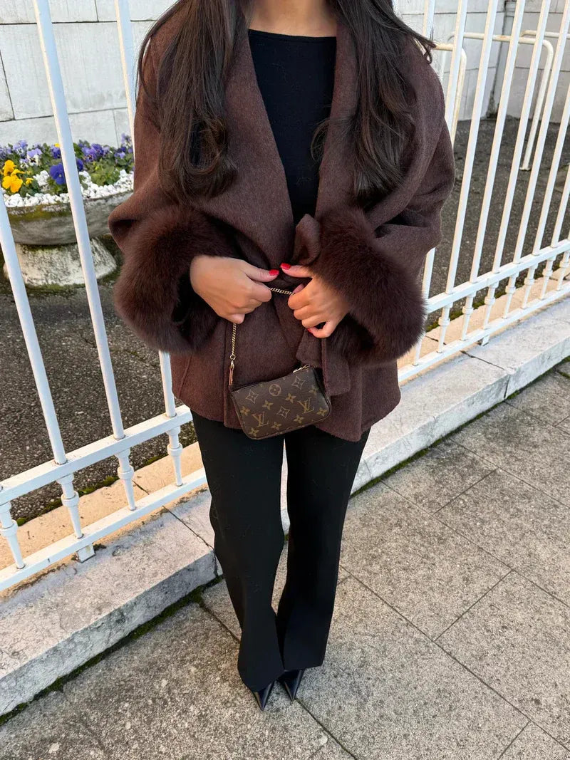 R&B | Wollmantel mit Gürtel und Kunstfellmanschetten Elegante Kurze Wickeljacke