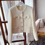 R&B | Kurze Damenjacke aus Bouclestoff mit klassischem Design und Schmuckknöpfen