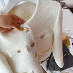 R&B | Kurze Damenjacke aus Bouclestoff mit klassischem Design und Schmuckknöpfen