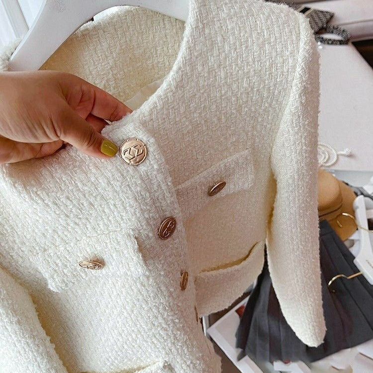 R&B | Kurze Damenjacke aus Bouclestoff mit klassischem Design und Schmuckknöpfen