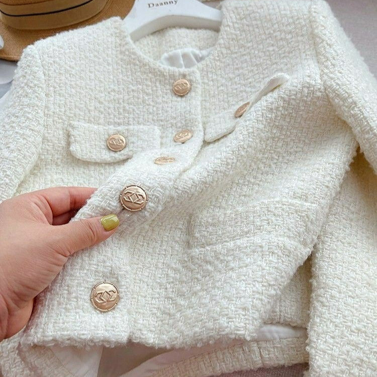 R&B | Kurze Damenjacke aus Bouclestoff mit klassischem Design und Schmuckknöpfen