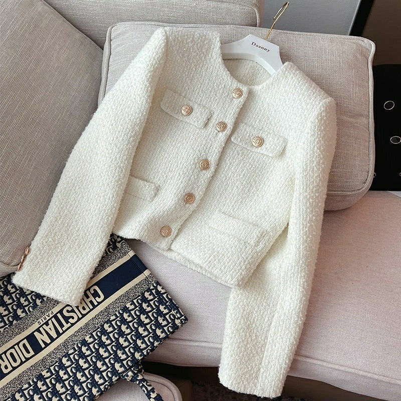 R&B | Kurze Damenjacke aus Bouclestoff mit klassischem Design und Schmuckknöpfen