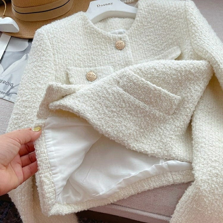 R&B | Kurze Damenjacke aus Bouclestoff mit klassischem Design und Schmuckknöpfen