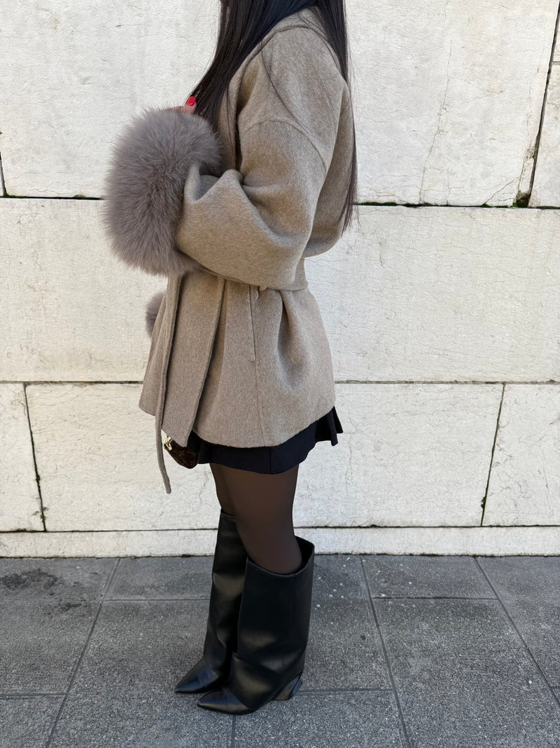 R&B | Wollmantel mit Gürtel und Kunstfellmanschetten Elegante Kurze Wickeljacke