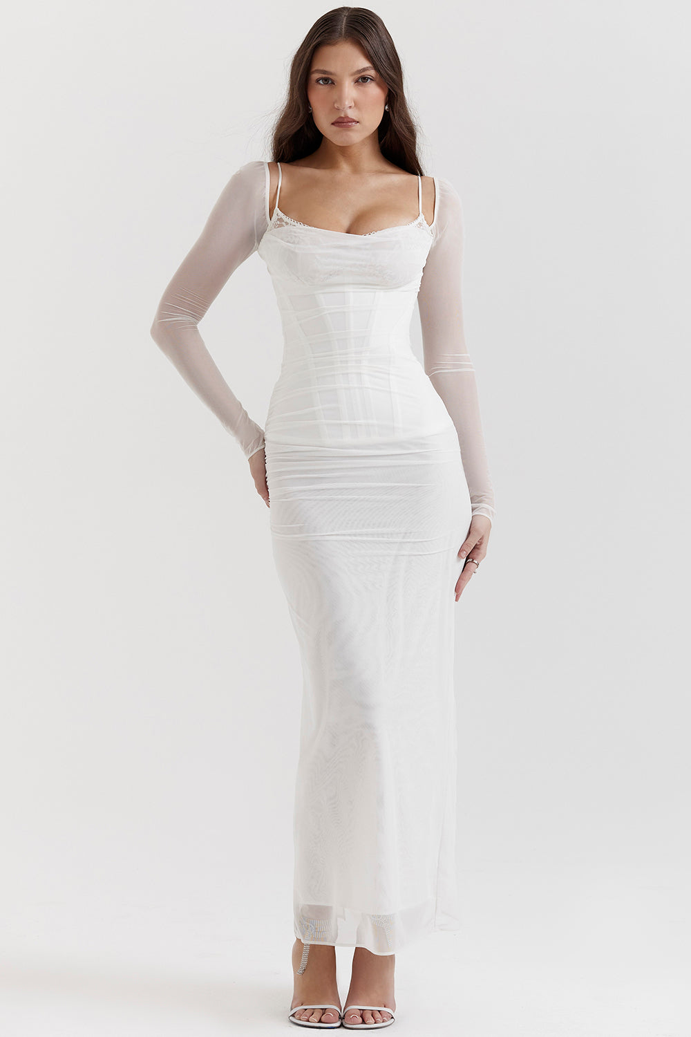 R&B | Elegantes Maxikleid mit tiefem Ausschnitt und langen Ärmeln