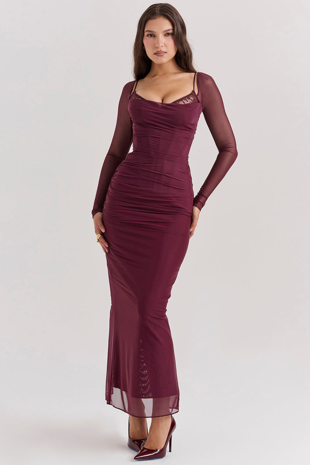R&B | Elegantes Maxikleid mit tiefem Ausschnitt und langen Ärmeln