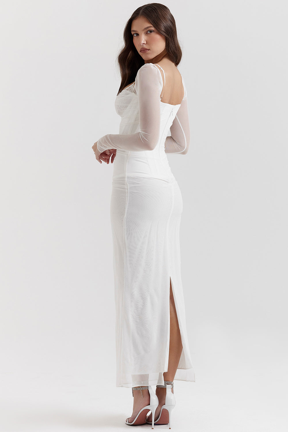 R&B | Elegantes Maxikleid mit tiefem Ausschnitt und langen Ärmeln