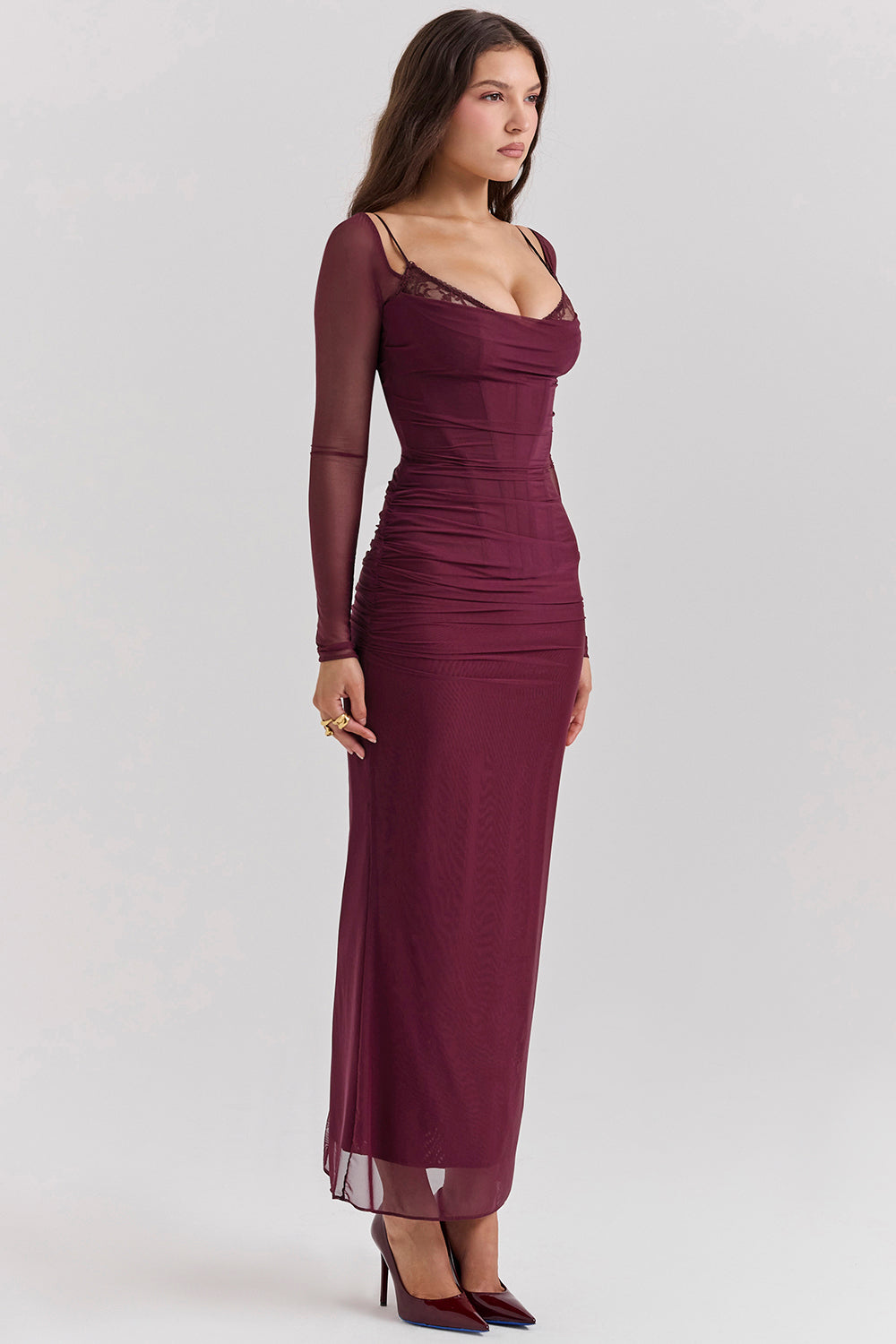 R&B | Elegantes Maxikleid mit tiefem Ausschnitt und langen Ärmeln