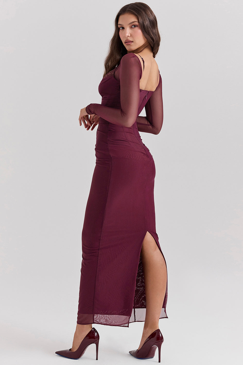 R&B | Elegantes Maxikleid mit tiefem Ausschnitt und langen Ärmeln