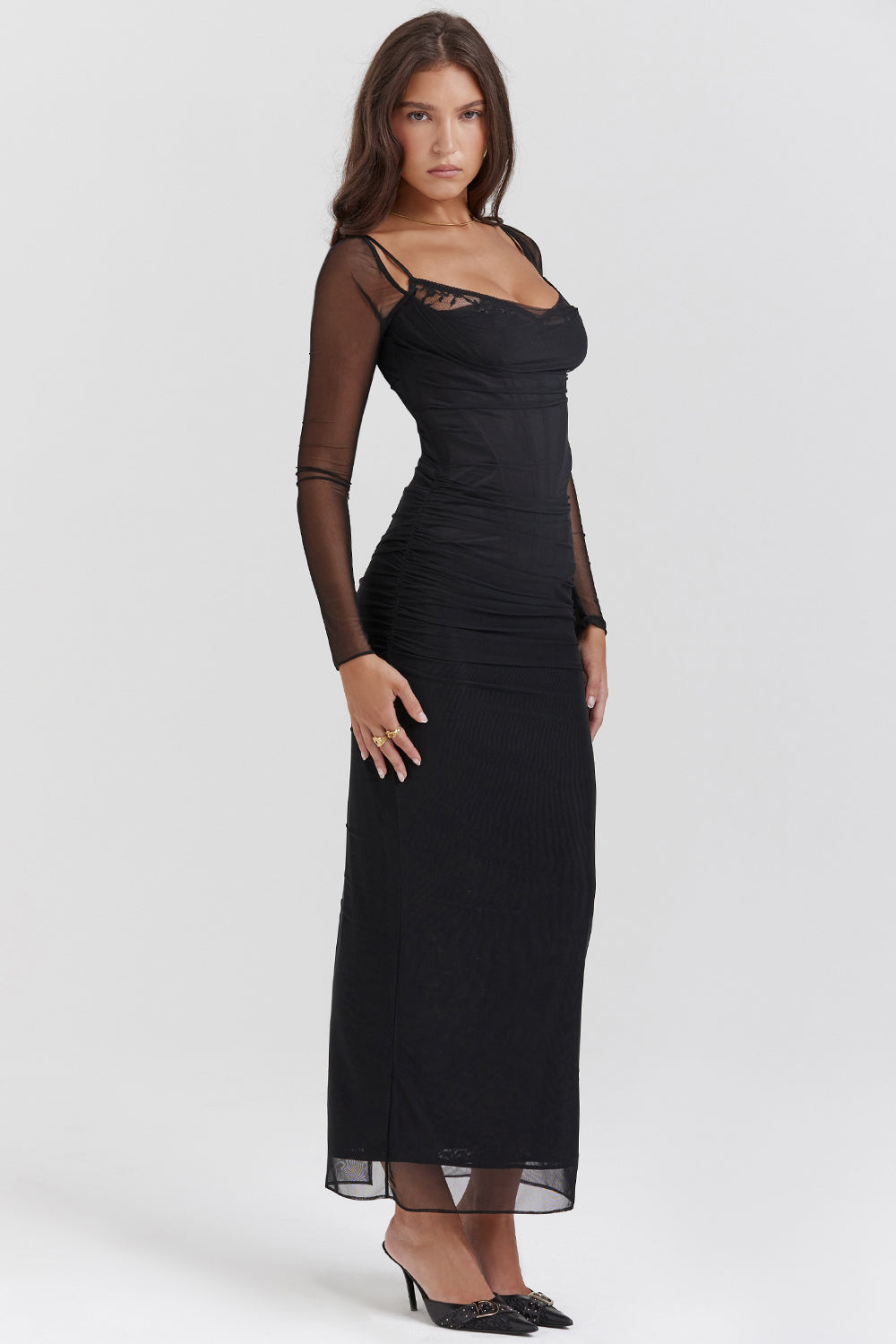 R&B | Elegantes Maxikleid mit tiefem Ausschnitt und langen Ärmeln