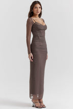 R&B | Elegantes Maxikleid mit tiefem Ausschnitt und langen Ärmeln