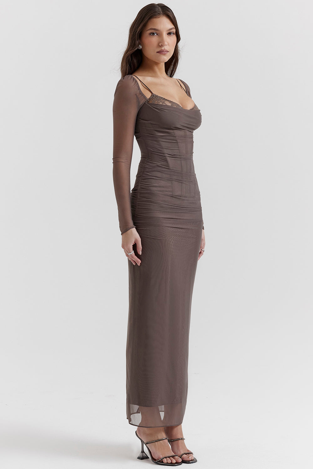 R&B | Elegantes Maxikleid mit tiefem Ausschnitt und langen Ärmeln