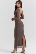 R&B | Elegantes Maxikleid mit tiefem Ausschnitt und langen Ärmeln
