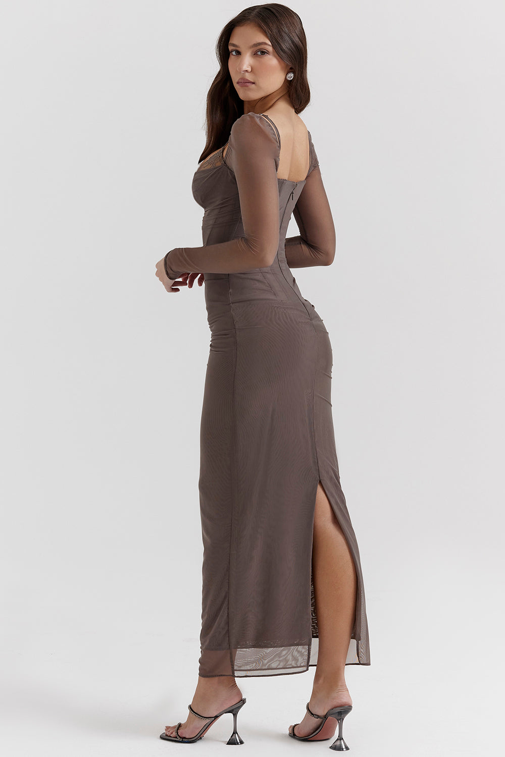 R&B | Elegantes Maxikleid mit tiefem Ausschnitt und langen Ärmeln