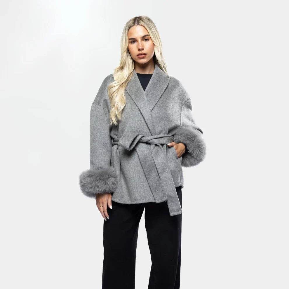 R&B | Wolljacke mit Gürtel und Fake Fur Manschetten