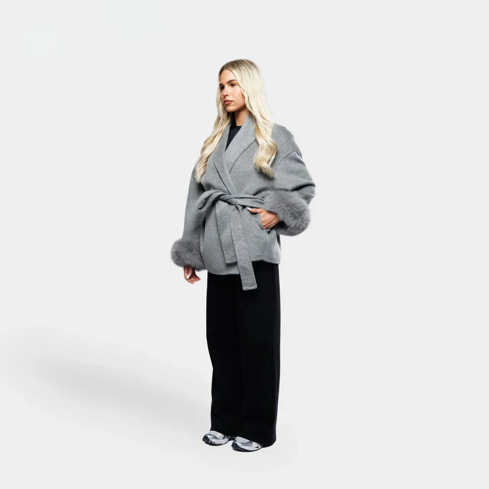 R&B | Wolljacke mit Gürtel und Fake Fur Manschetten