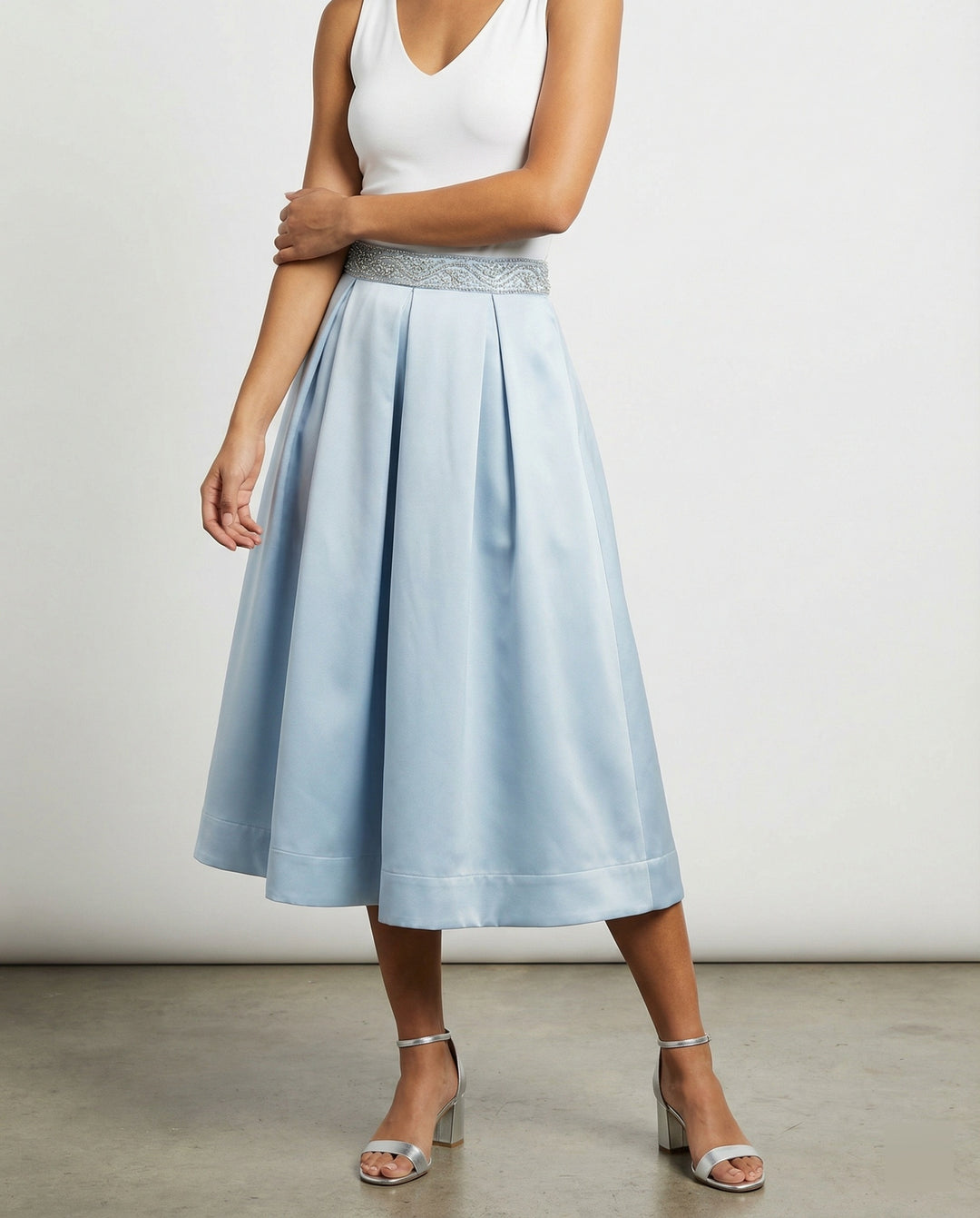 Damen Elegantes Midikleid mit Hochgeschlossenem Kragen & Schwingendem Rock | R&B