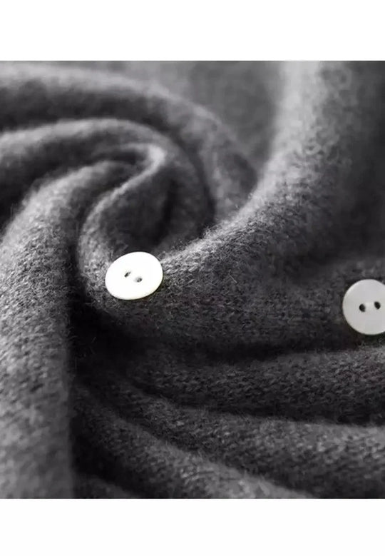R&B | Cardigan mit asymmetrischem Knopfdesign