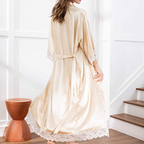 R&B | Lange Bademantel aus Satin mit Spitzen Details