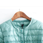 R&B | Elegance Essential" kragenlose kompakte Daunenjacke