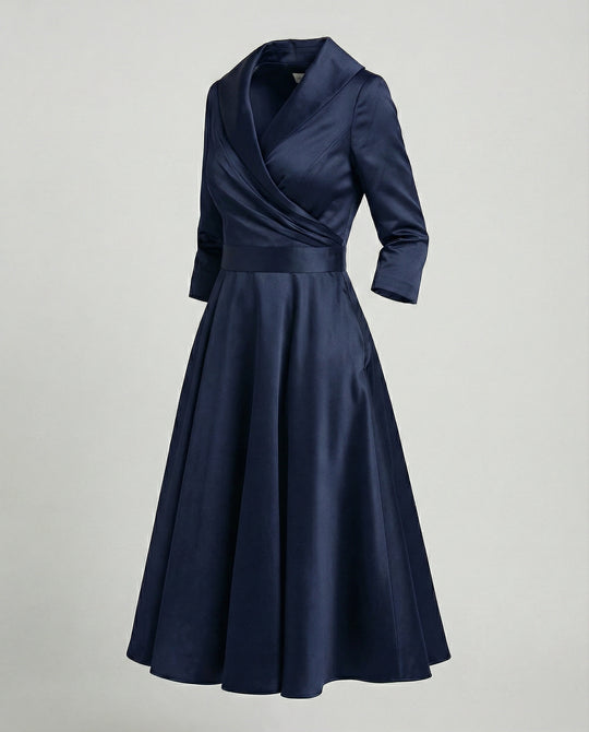 Elegantes Wickelkleid mit breitem Kragen
