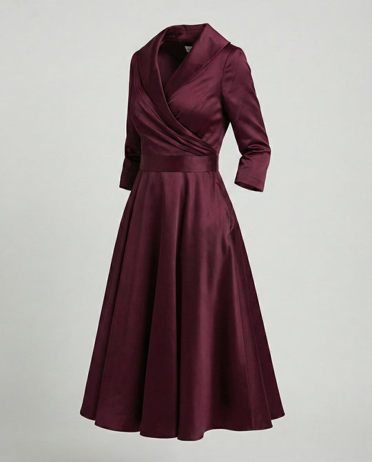 Elegantes Wickelkleid mit breitem Kragen