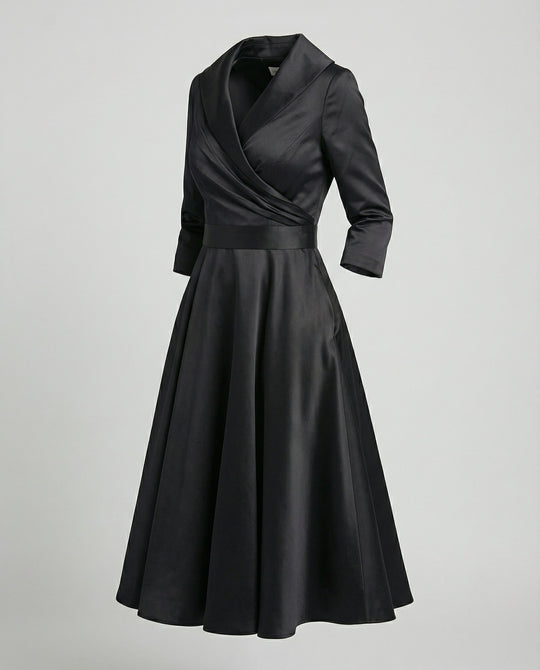 Elegantes Wickelkleid mit breitem Kragen