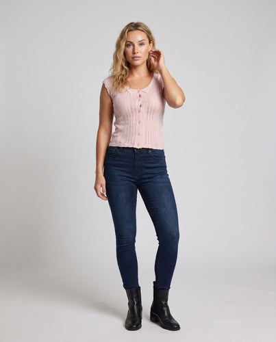 Damen nan Ajour-Strickcami mit durchgehender Knopfleiste und feinem Schnürdetail