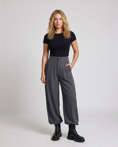 Damen Weite Chinohose mit Knopfdetails