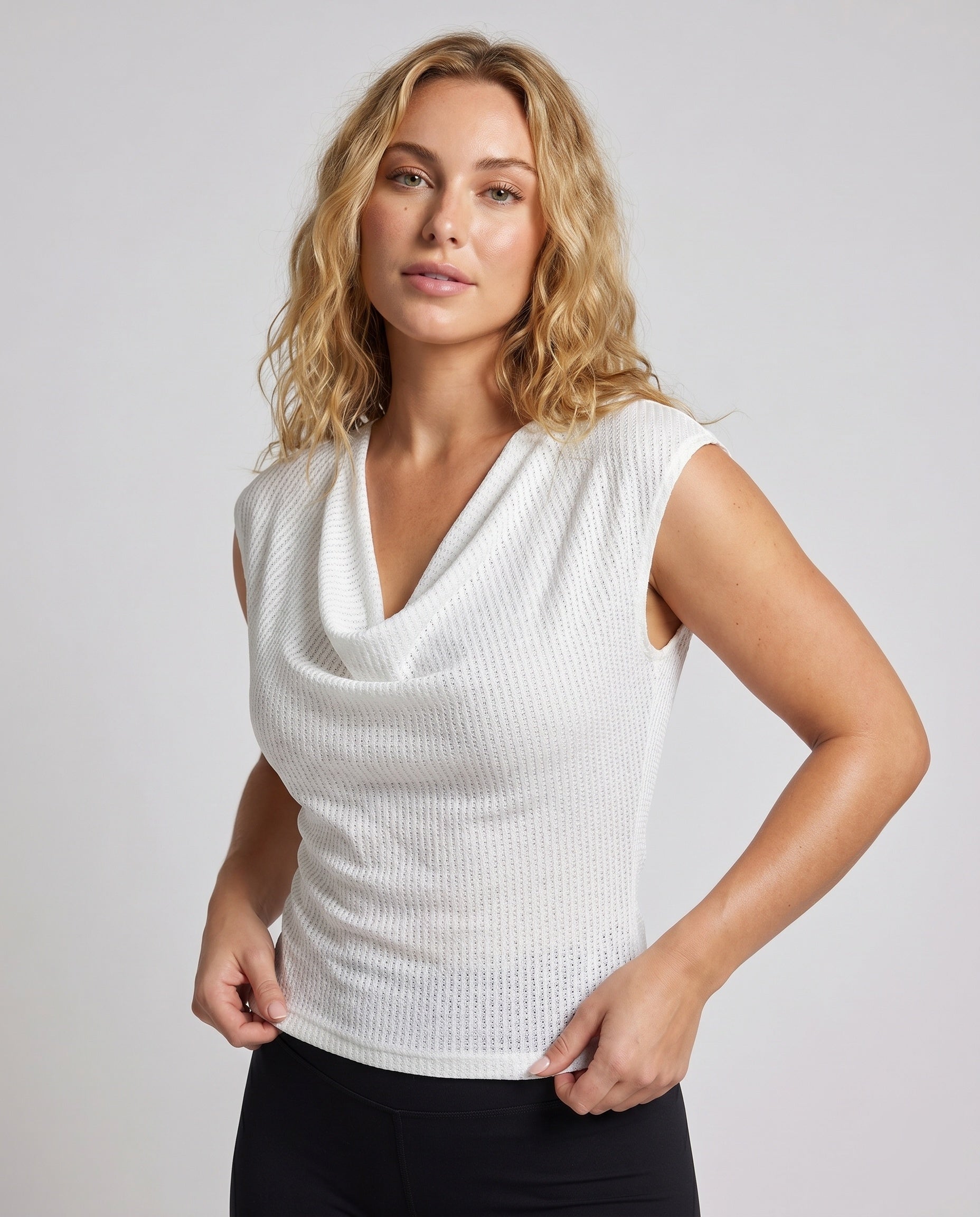 Damen elegantes Oberteil mit einem schmeichelnden Wasserfallausschnitt und feiner Strickstruktur