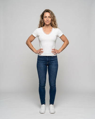 Damen T-Shirt mit Spitzenkragen und charmantem Herzanhänger