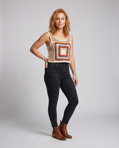 Damen gehäkeltes Oberteil mit buntem Quadratdesign und Rüschendetails R&B