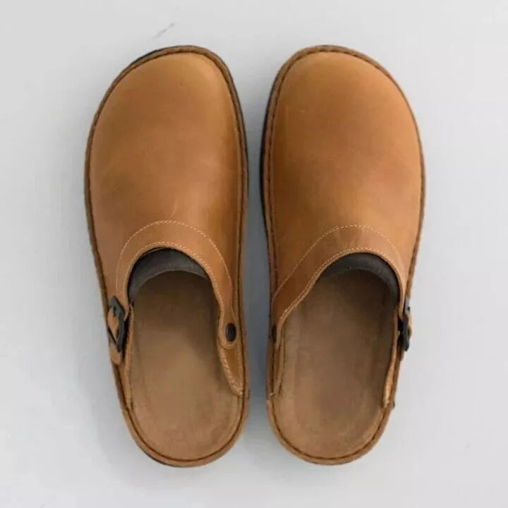 LÄSSIGE ORTHOPÄDISCHE SANDALEN IM VINTAGE-GRUND