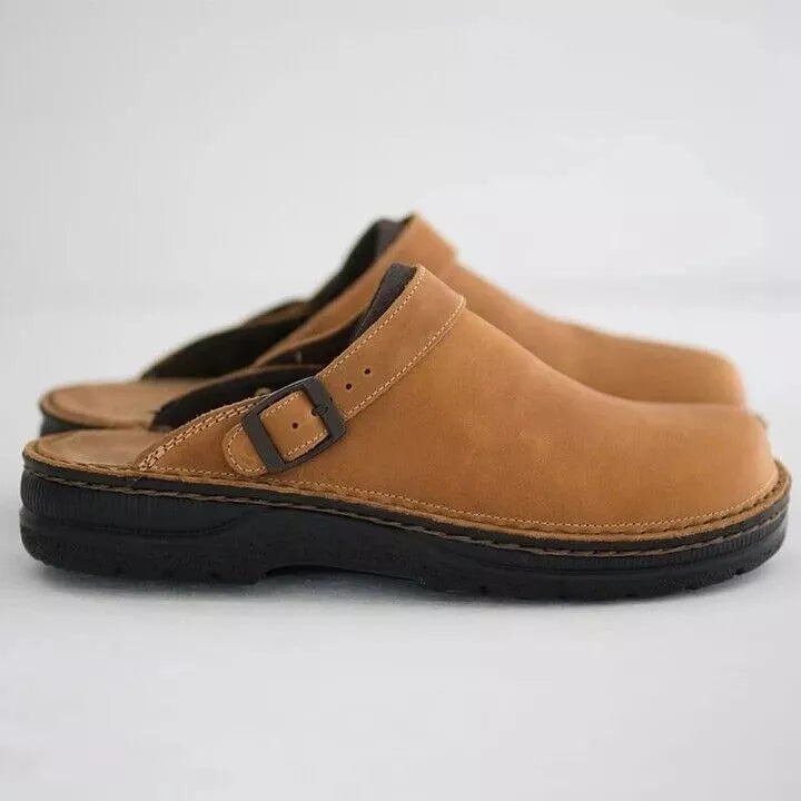LÄSSIGE ORTHOPÄDISCHE SANDALEN IM VINTAGE-GRUND