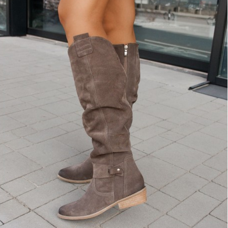 Hohe stiefel mit niedrigem Absatz