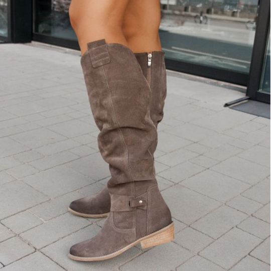 Hohe stiefel mit niedrigem Absatz