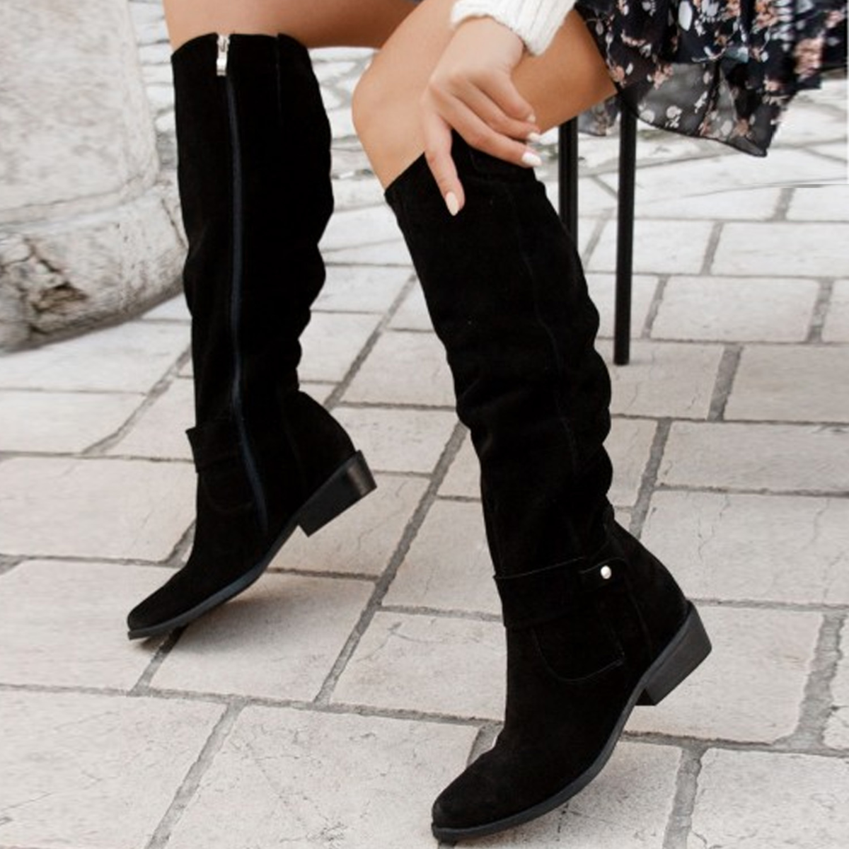 Hohe stiefel mit niedrigem Absatz