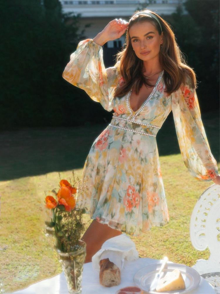 R&B | Bedrucktes Minikleid mit V-Ausschnitt und Spitze