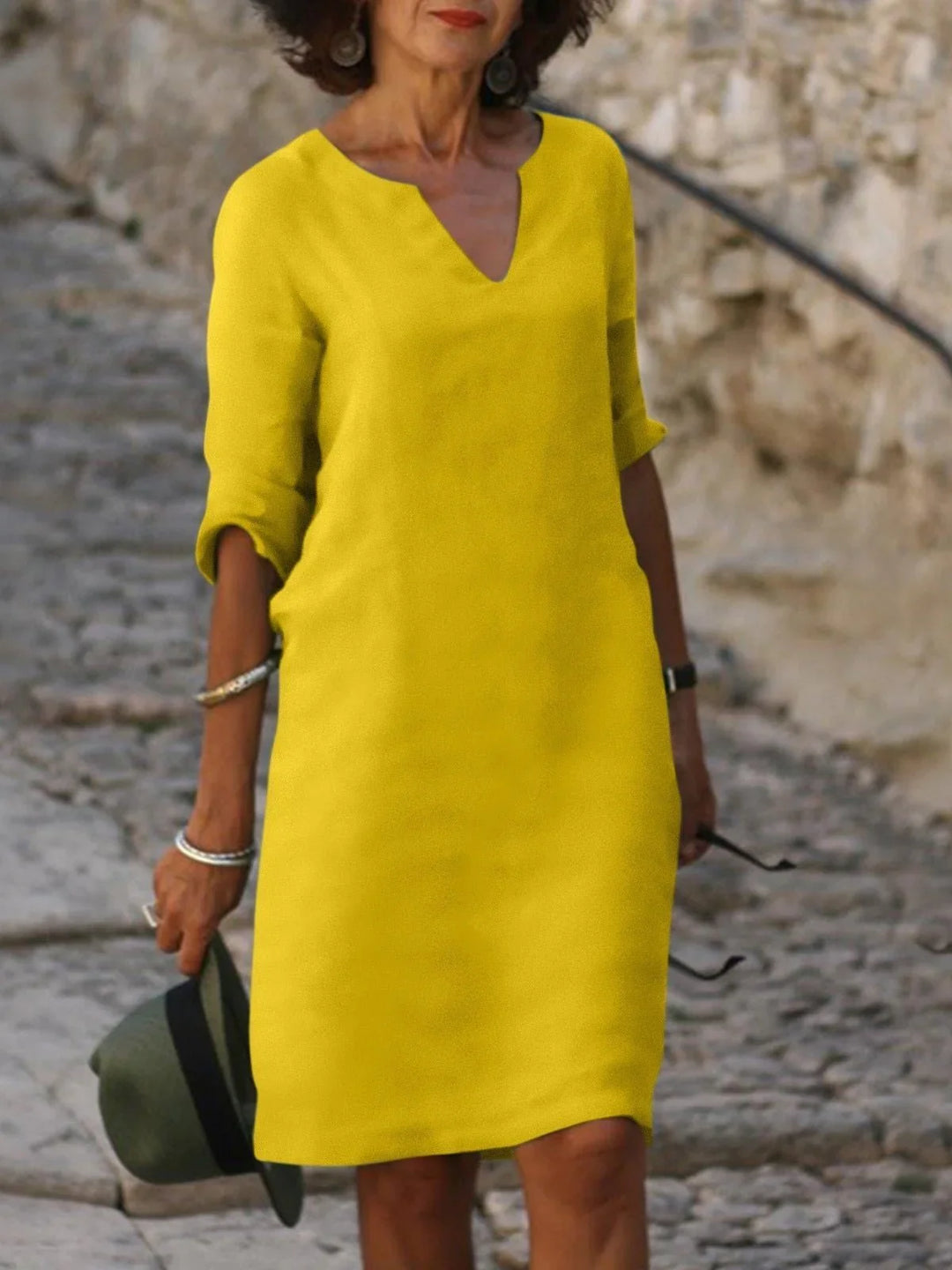 Kleid mit V-Ausschnitt, das den Bauch verdeckt