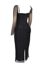 R&B | Elegantes Maxikleid mit tiefem Ausschnitt und langen Ärmeln