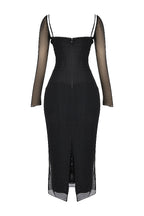 R&B | Elegantes Maxikleid mit tiefem Ausschnitt und langen Ärmeln