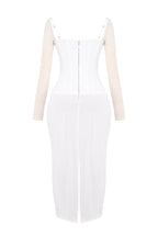 R&B | Elegantes Maxikleid mit tiefem Ausschnitt und langen Ärmeln