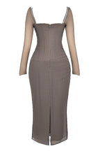 R&B | Elegantes Maxikleid mit tiefem Ausschnitt und langen Ärmeln