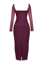 R&B | Elegantes Maxikleid mit tiefem Ausschnitt und langen Ärmeln